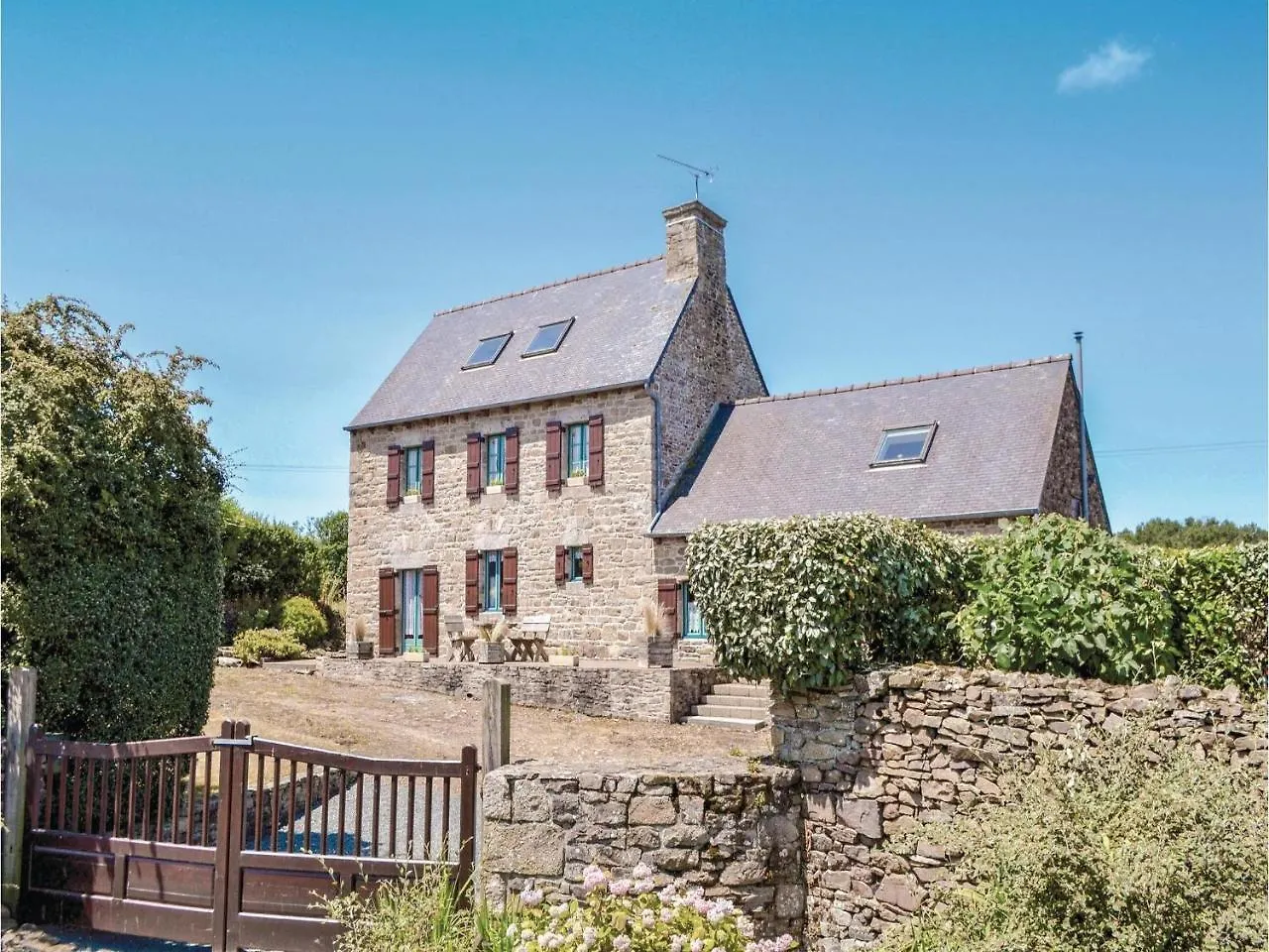 Amazing Home In Pleudaniel